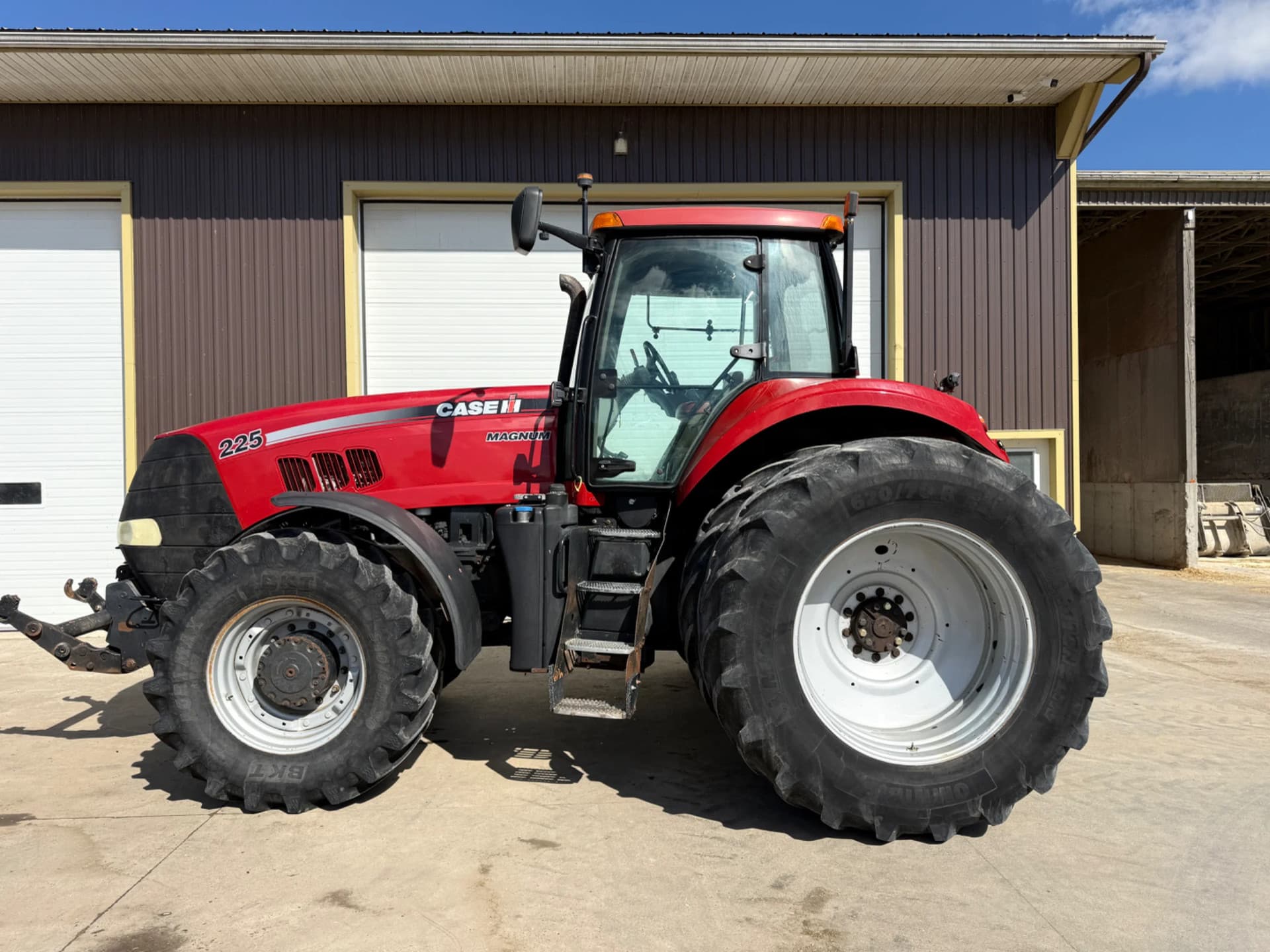 Case IH Magnum 225 CVX 2011 9200 hours Magnum 225 CVX LOCATION ON CANADA CAD