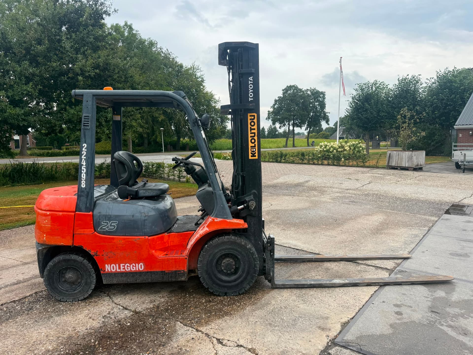 Toyota 7FD25 2500 KG heftruck Diesel Triplo mast Sideshift